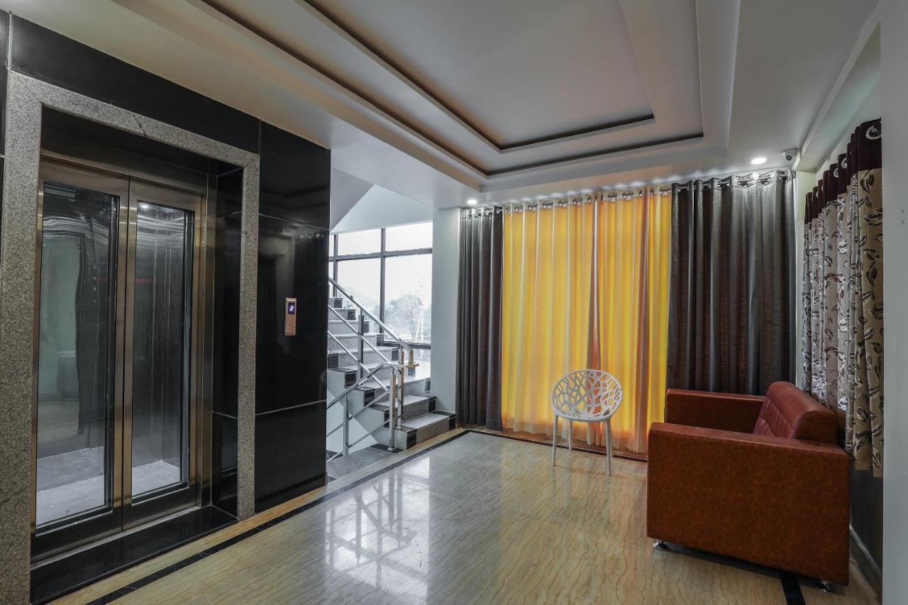 Oyo 16155 Hotel Dcm Grand Vijayawāda المظهر الخارجي الصورة
